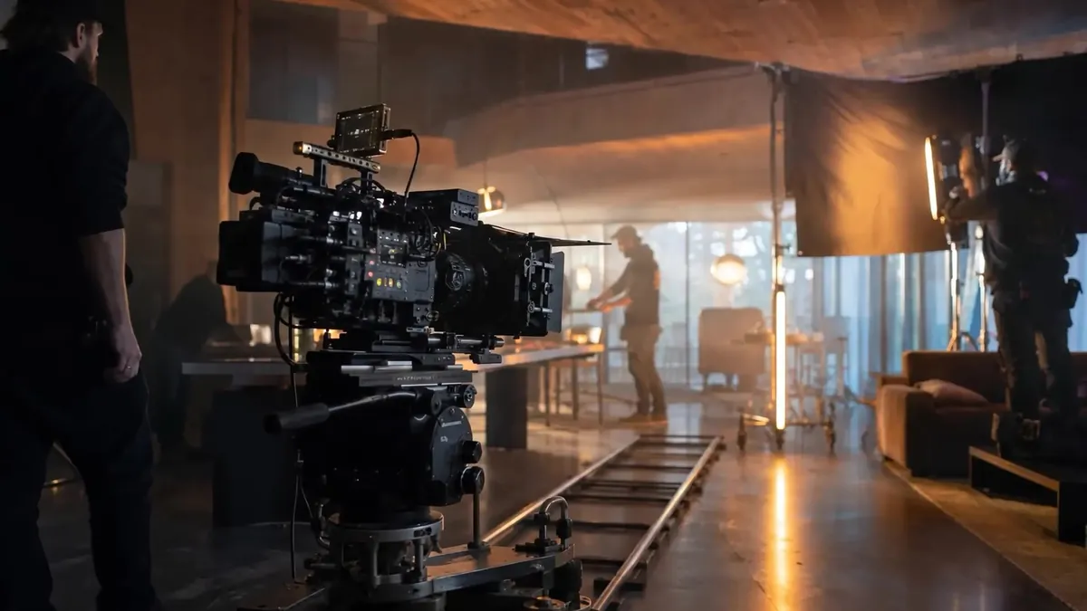 Kino kamera ant bėgių filmavimo aikštelėje
