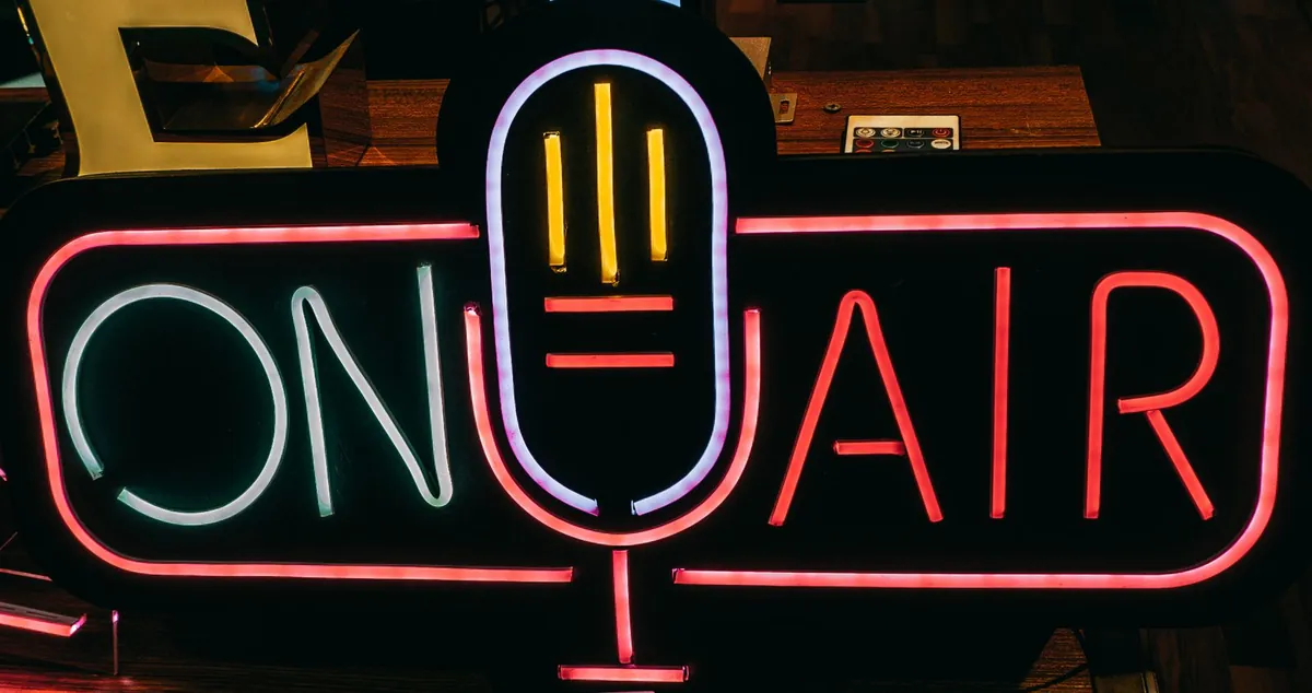 Švytintis „On Air" ženklas tamsioje studijoje